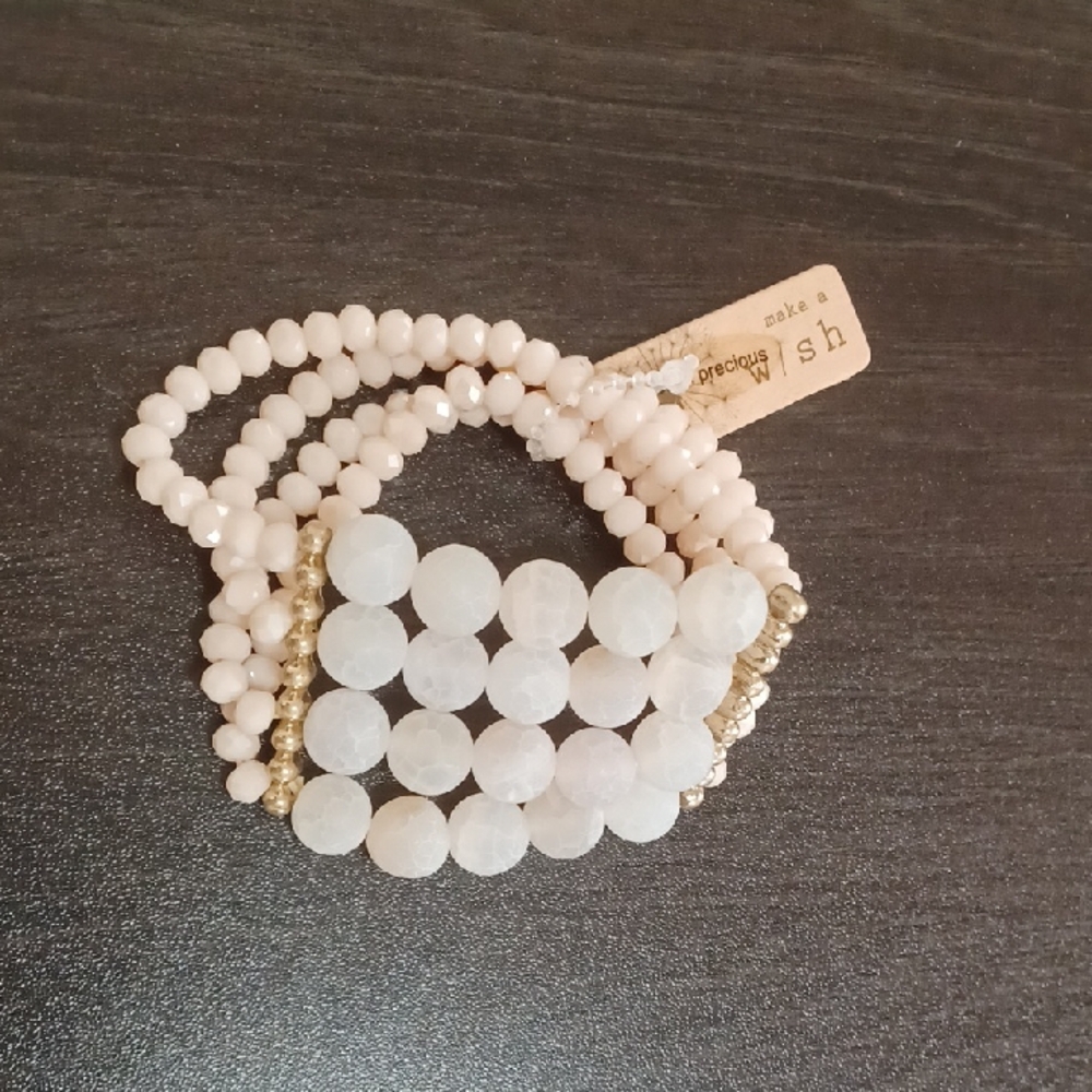 Chic Beaded Bracelet with Gold Highlights